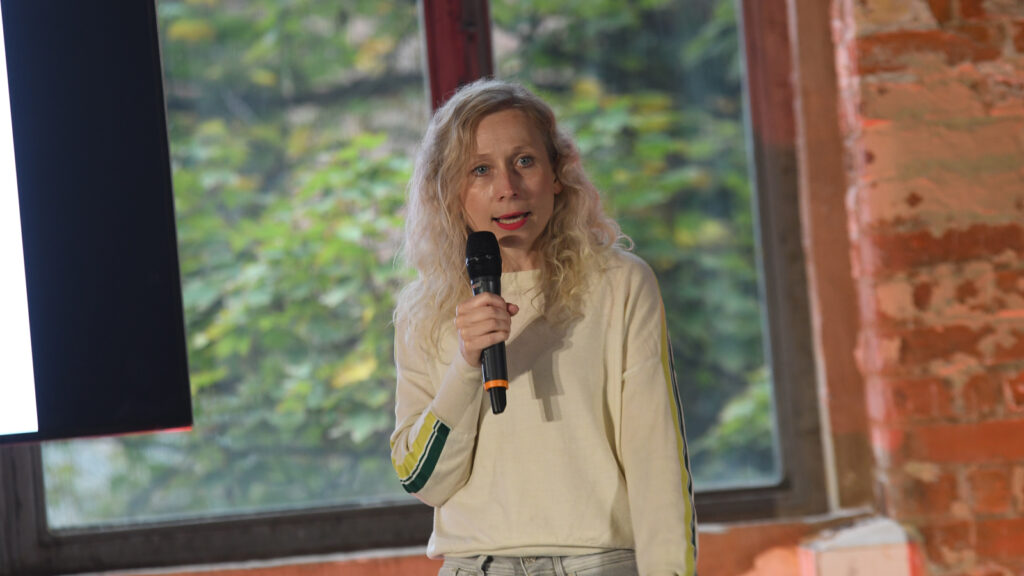 Jasmin Vogel, Vorständin des Kulturforums Witten, bei ihrer Keynote auf dem Forum Kreativpotentiale 2021 in Leipzig. Foto: 2021 Heidi Kluthe & David John Husted SPUTNIKeins fotografie