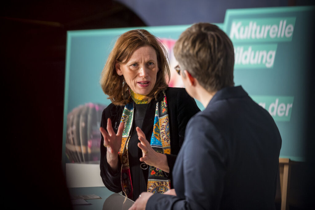 Ministerin Karin Prien im Interview mit Prof.in Lydia Grün auf dem Forum Kreativpotentiale. Foto: O. Malzahn