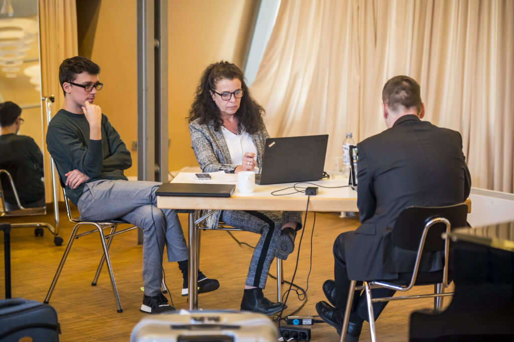 Anke Troschke von der Stiftung Mercator sitzt an einem Schreibtisch und nimmt mit ihrem Notebook am digitalen Workshopprogramm teil. Foto: O. Malzahn